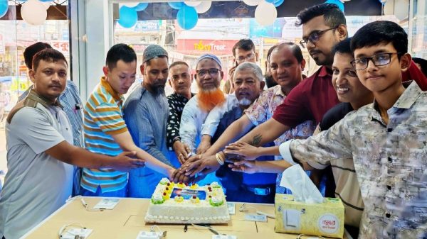 হাজীগঞ্জে ‘অনার’ মোবাইল ব্র্যান্ড শপের উদ্বোধন