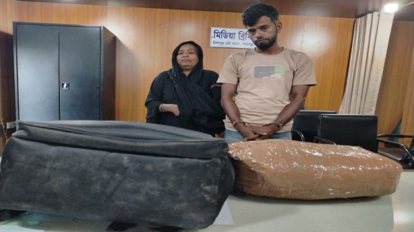চাঁদপুর লঞ্চঘাটে ২ কেজি গাঁজাসহ মা-ছেলে গ্রেপ্তার