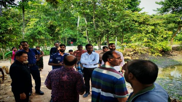 হাজীগঞ্জে অনুমতি ছাড়া পুকুর ভরাটের অভিযোগে ড্রেজার পাইপ ধ্বংস
