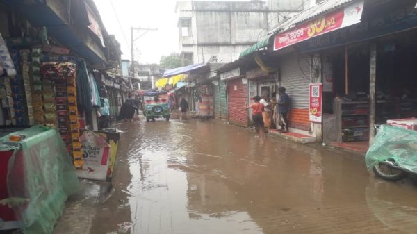রাজারগাঁও বাজারে ড্রেনেজ নেই, সামান্য বৃষ্টিতেই হাঁটু পানি