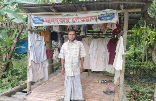 রাস্তার পাশে ‘মানবতার দেয়াল’, অসহায়দের সেবায় আব্দুর রহিম