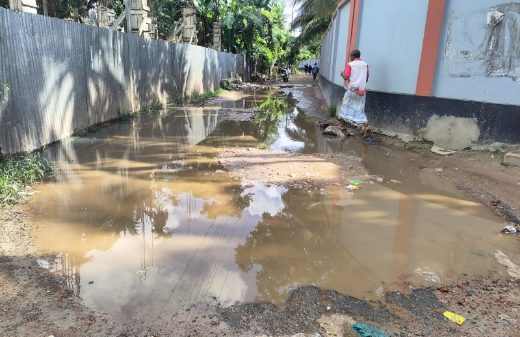গর্তে পানি-কাদা, ড্রেনের নোংরা পানি রাস্তায়