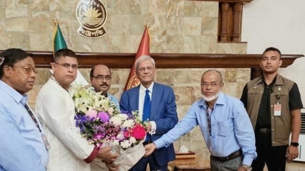 রাষ্ট্রপতির সঙ্গে কুমিল্লা ও চাঁদপুর জেলা পরিষদের প্রশাসকদ্বয়ের সৌজন্য সাক্ষাৎ