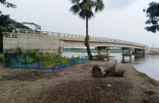 জমি অধিগ্রহণ ছাড়াই শুরু, অ্যাপ্রোচ সড়কে এলাকাবাসীর বাধা