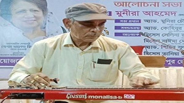 হাওয়াইয়ান গিটারে তিন যুগ ধরে মুগ্ধতা ছড়াচ্ছেন দিলীপ কুমার ঘোষ