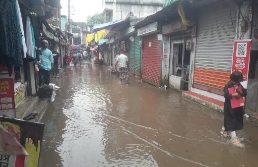 বৃষ্টিতে জমে হাঁটুপানি, রাজারগাঁও বাজারে ব্যবসায় ধস