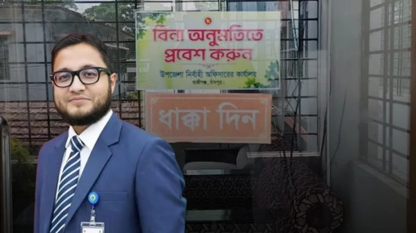 ‘বিনা অনুমতিতে প্রবেশ করুন’—হাজীগঞ্জ ইউএনওর দপ্তরের দরজায় উন্মুক্ত বার্তা