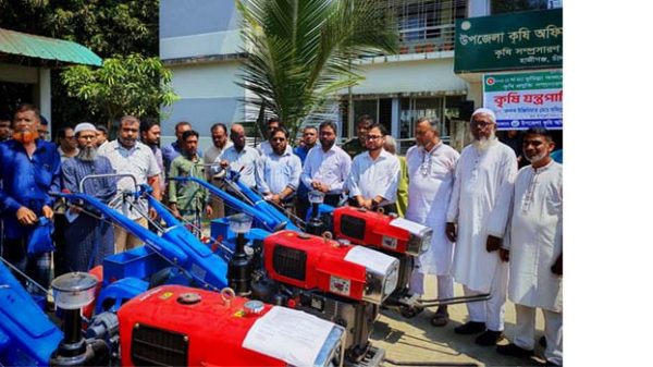 হাজীগঞ্জে কৃষকদের মাঝে বিনামূল্যে অত্যাধুনিক কৃষি যন্ত্রপাতি বিতরণ