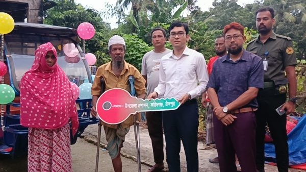 ইউএনওর উদ্যোগে অটোবাইক পেলেন এক পায়ে লড়াই করা আবু তাহের