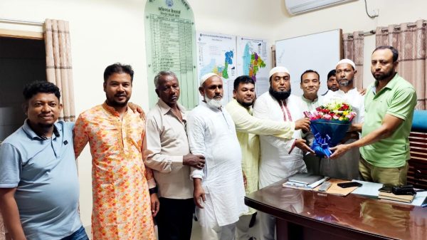 চাঁদপুর মডেল থানার ওসিকে চৌধুরী ঘাট ব্যবসায়ী সমিতির ফুলেল শুভেচ্ছা