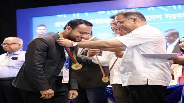 জাতীয় পর্যায়ে শ্রেষ্ঠ গুণী শিক্ষকের সম্মাননা পেলেন হাজীগঞ্জের আনিছুর রহমান
