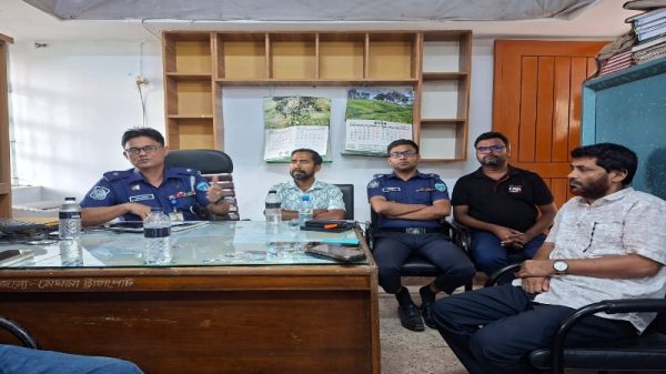 হাজীগঞ্জে গণমাধ্যমকর্মীদের সঙ্গে ওসির মতবিনিময় সভা