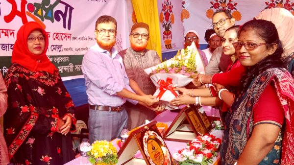 শাহমাহমুদপুরে শিক্ষক শাহনেওয়াজ খানের রাজকীয় বিদায় সংবর্ধনা