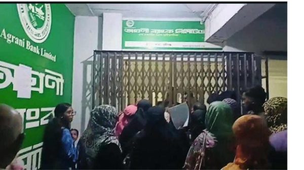 শ্রীনগরে অগ্রণী ব্যাংকের ক্যাশ অফিসার গ্রেফতার, কাটেনি গ্রাহকদের আতঙ্ক