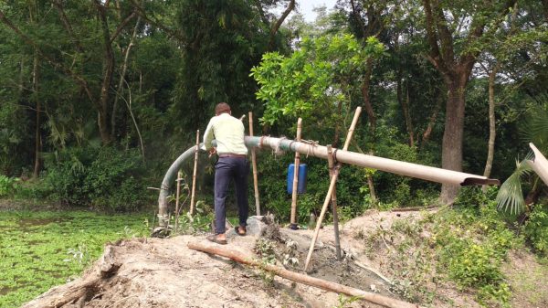 কচুয়ায় সরকারি খালের অবৈধ ড্রেজার ও পাইপ গুঁড়িয়ে দিল ভূমি অফিস