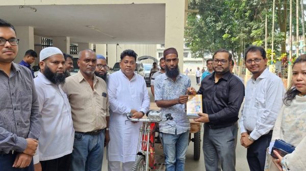 চাঁদপুরে স্বাভাবিক জীবনে ফেরা দুজনকে মোটরচালিত ভ্যান বিতরণ