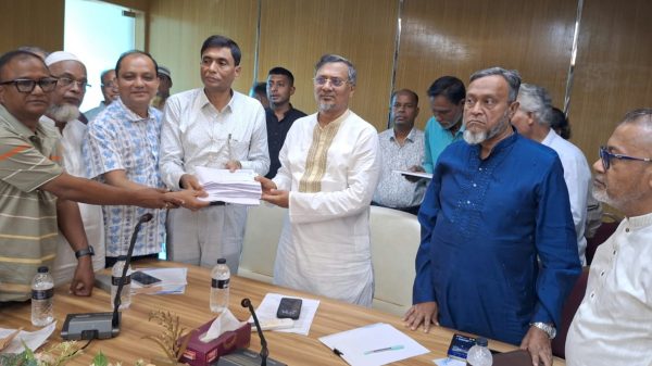 হাজীগঞ্জে ২৯টি পূজামণ্ডপে মমিনুল হকের অনুদান