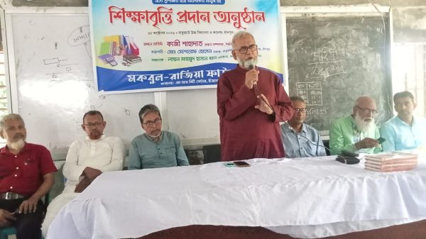 বাবুরহাট কলেজে মকবুল-রাজিয়া ফাউন্ডেশনের শিক্ষাবৃত্তি প্রদান