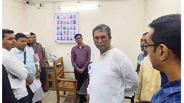 চাঁদপুর পাসপোর্ট অফিসে তিন দালাল আটক