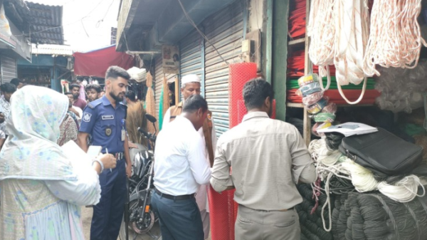 বাবুরহাটে ১ হাজার ৬৯৬ কেজি নিষিদ্ধ পলিথিন জব্দ, জরিমানা ১ লাখ টাকা