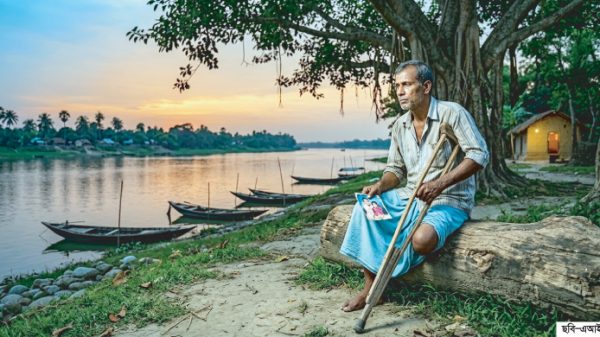 রঙের মোহ ও বিচ্ছেদের ছায়া