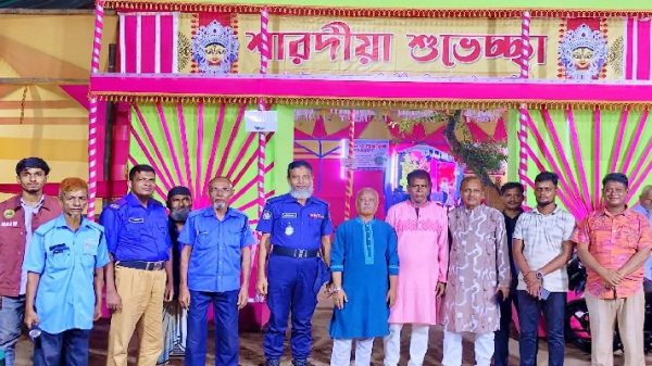 দুর্গাপূজায় নিরাপত্তা নিশ্চিত করতে মাঠে চাঁদপুর পৌর কমিউনিটি পুলিশ