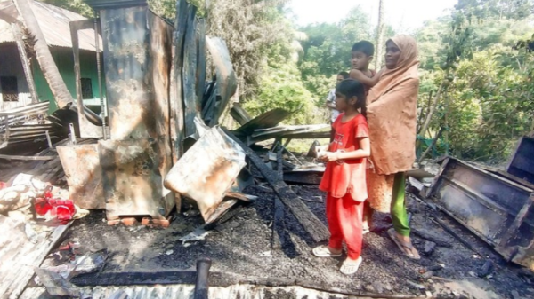নিমিষেই ছাই সব, দু শিশুসন্তানকে নিয়ে খোলা আকাশের নিচে প্রবাসীর স্ত্রী